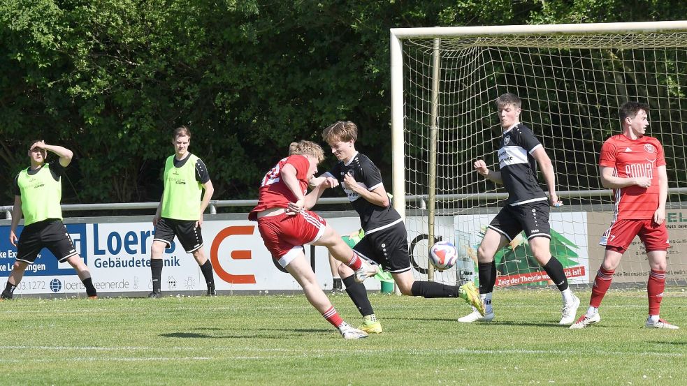 Der TV Bunde und Germania Wiesmoor boten beste Fußball-Unterhaltung. Fotos: Lohmann