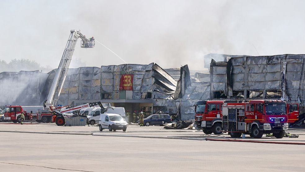 Vor einem Jahr brannte in Warschau ein Einkaufszentrum nieder. (Archivbild) Foto: Leszek Szymanski/PAP/dpa