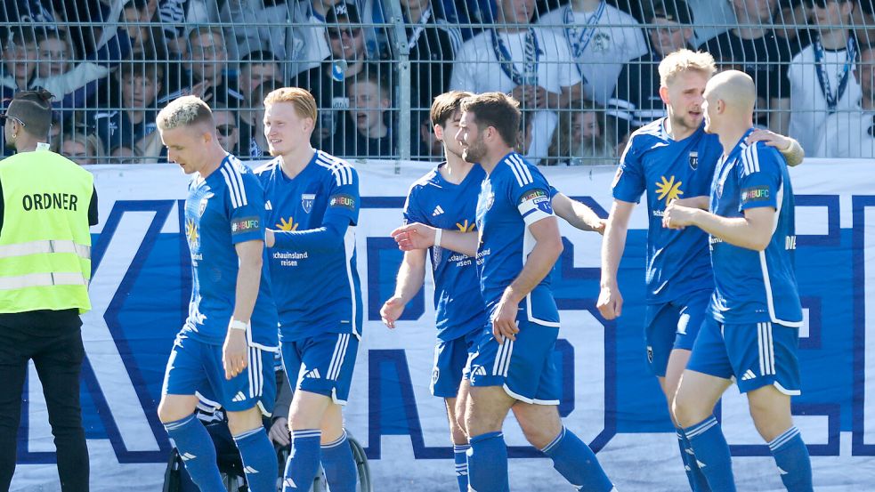 Das frühe 1:0 von Tido Steffens (Mitte) feierte auch Tim Dietrich (rechts). Fotos: Doden