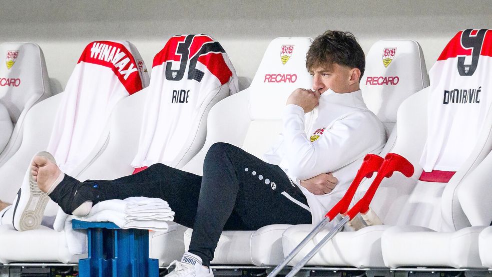 Der Stuttgarter Angelo Stiller musste im Spiel gegen Augsburg verletzt ausgewechselt werden. Foto: Tom Weller/dpa