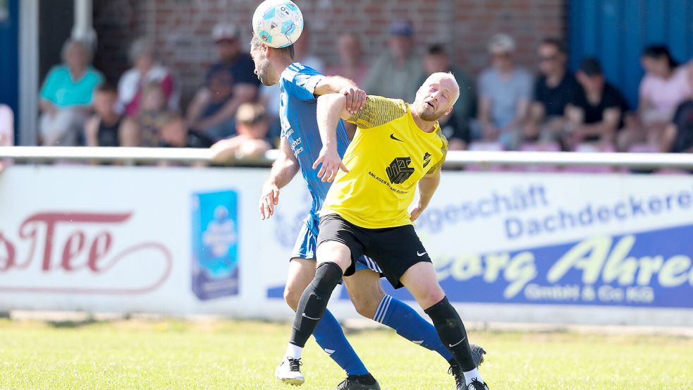 Die Spitzenmannschaften der Ostfrieslandliga, Süderneulander SV und TuS Hinte, schenkten sich nichts. Fotos: Doden/Emden
