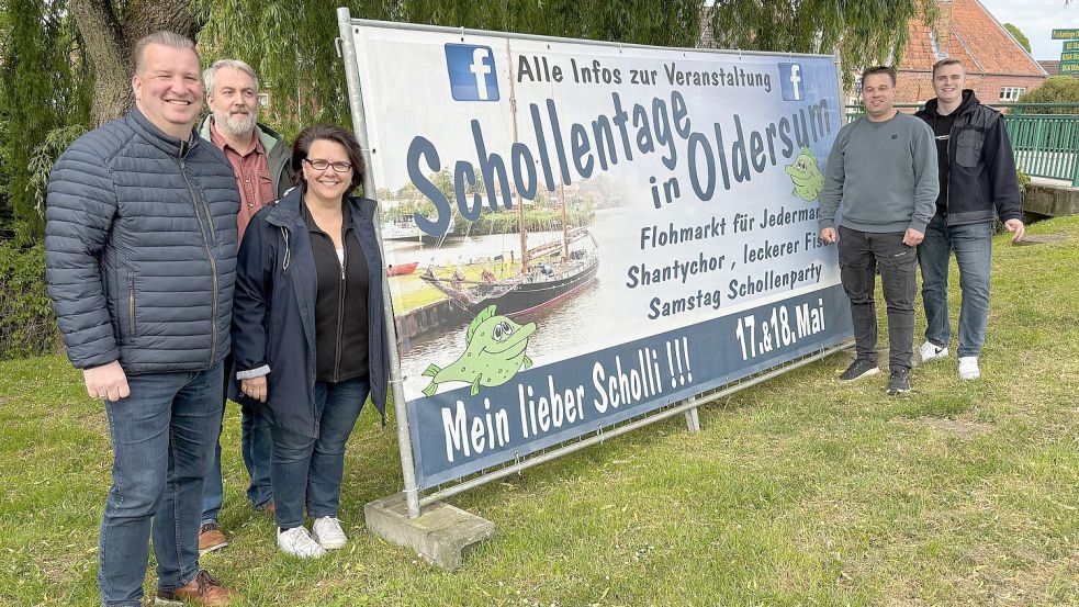 Das Organisationsteam der Schollentage Oldersum: Ortsbürgermeister Jens de Vries (von links), Peter Onnen, Marion de Vries, Frank Wilden und Max Fleßner. Foto: Karin Lüppen