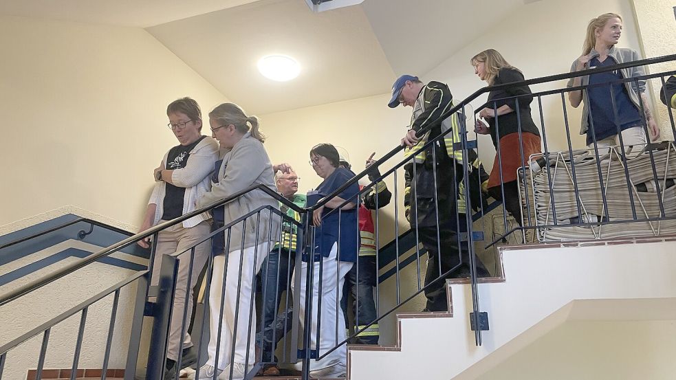 Die Statisten mussten die Klinik durch das Treppenhaus verlassen. Foto: Feuerwehr Norden