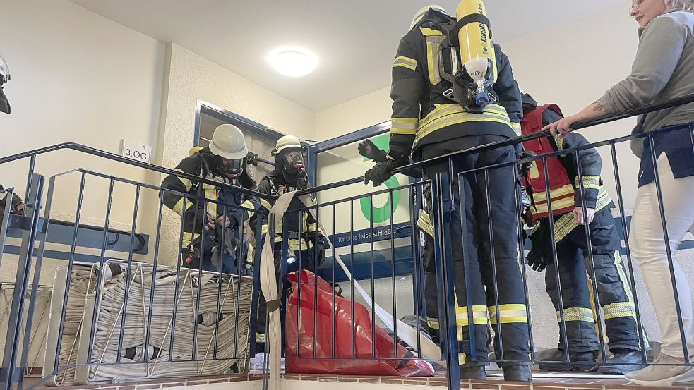 Auch die Feuerwehr musste mit sperrigem Gerät durch das Treppenhaus. Foto: Feuerwehr Norden