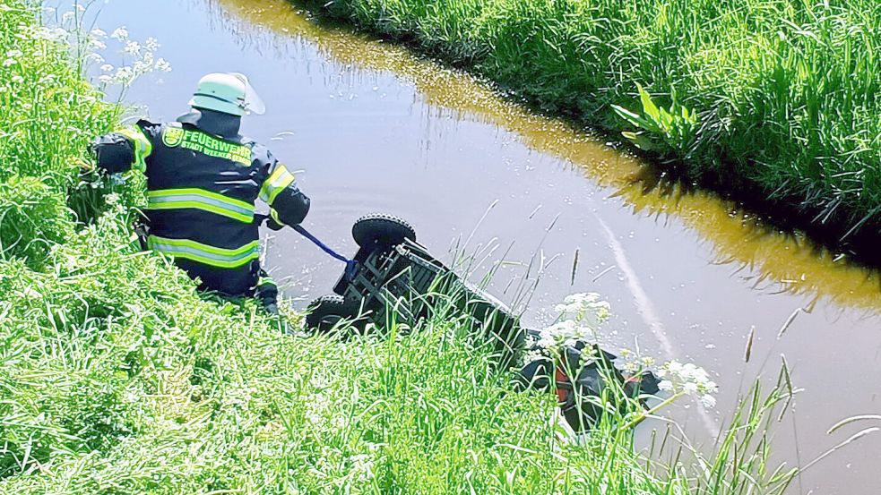 Eine Umweltgefährdung ging nicht von dem Elektrorollstuhl im Wasser aus. Foto: Joachim Rand/Feuerwehr
