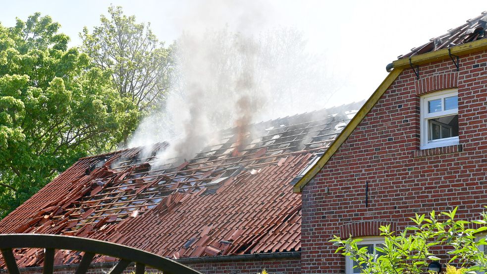 Das Feuer begann an zwei Sitzbänken nahe des Hauses und breitete sich im Verlauf auf den gesamten Dachstuhl aus. Foto: Heinz Wagenaar/Archiv