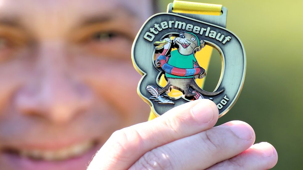 Diese Medaille bekommen alle Starter des Ottermeerlaufs: Darauf zu sehen ist „Otti“, das Maskottchen des Camping- und Bungalowparks Ottermeer - mit Laufschuhen und Stirnband. Foto: Nicole Böning