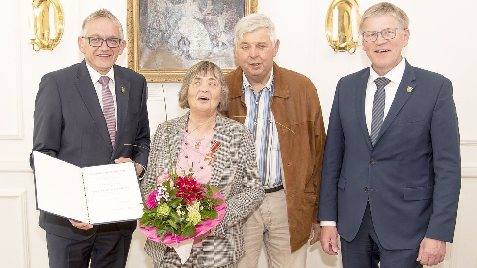 Landrat Olaf Meinen (links) überbrachte Hannelore Folkerts das Verdienstkreuz, neben ihr stehen ihr Mann Rieke Folkerts und Bürgermeister Horst Feddermann.Foto: Landkreis Aurich