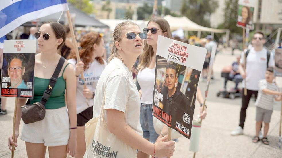 Angehörige und Unterstützer der Geiseln versammelten sich in Israel vor der Freilassung einer Geisel. Foto: ILIA YEFIMOVICH/dpa