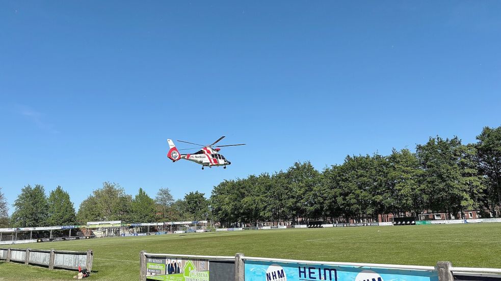 Ein schwer verletzter Motorradfahrer wurde mit einem Hubschrauber ins Krankenhaus geflogen. Dieser war auf dem Sportplatz von Frisia-Emden gelandet. Foto: Stephanie Schuurman