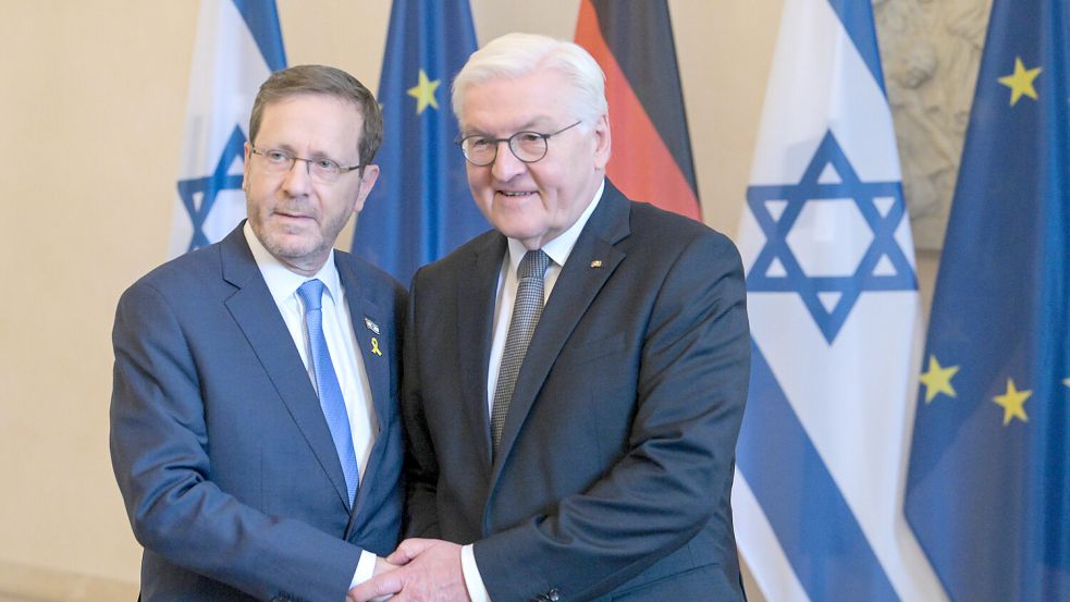 Feiern 60 Jahre israelisch-deutsche Beziehungen: die Staatspräsidenten Izchak Herzog und Frank-Walter Steinmeier in Berlin. Foto: IMAGO/Fotostand / Reuhl