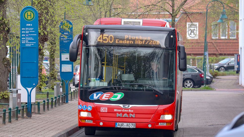 Im Kreis Aurich verkehren inzwischen auf mehreren Linien Plusbusse. Für den Schülerverkehr bedeutete das offenbar an etlichen Stellen Veränderungen mitten im Schuljahr. Foto: Romuald Banik