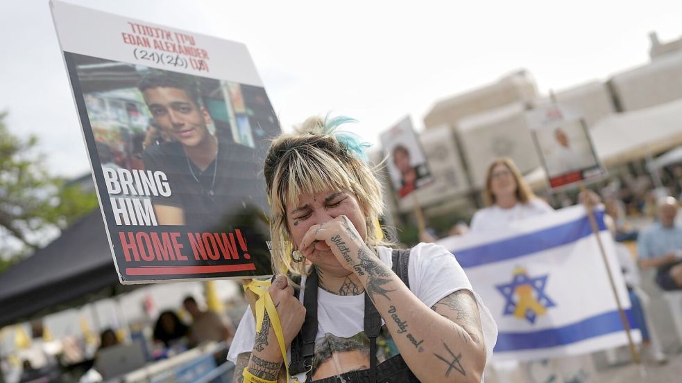 In Tel Aviv versammelten sich Menschen, um die Freilassung gemeinsam zu verfolgen. Foto: Oded Balilty/AP/dpa