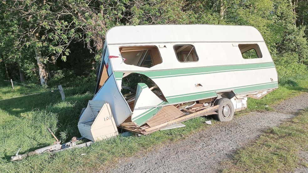 Der Wohnwagen wurde im Moorweg in Klein-Hesel abgestellt. Foto: Ralf Even