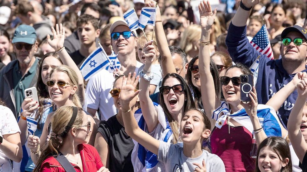 In Israel jubelten viele Menschen nach der Freilassung Edan Alexanders. Foto: Stefan Jeremiah/AP/dpa