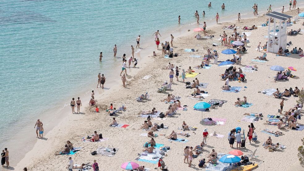 Im vergangenen Winter zog es wieder viele deutsche Urlauberinnen und Urlauber nach Spanien. (Symbolbild) Foto: Clara Margais/dpa