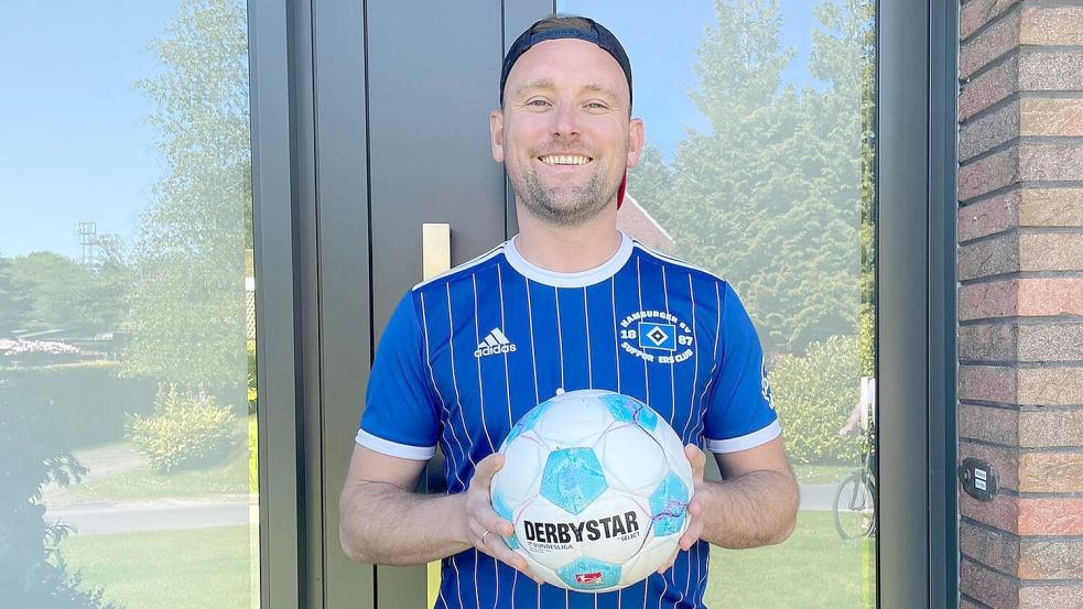 Der Spielball im Moment des Abpfiffs zwischen dem Hamburger SV und SSV Ulm ist mittlerweile in ostfriesischem Besitz: Jost Hinrichs aus Wittmund hat ihn sich geschnappt. Fotos: Privat