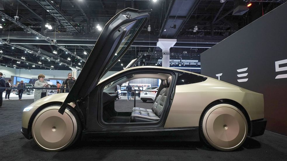 Ein Robotaxi-Fahrzeug ohne Lenkrad und Pedale will Tesla von 2026 an bauen. (Archivbild) Foto: Jae C. Hong/AP/dpa