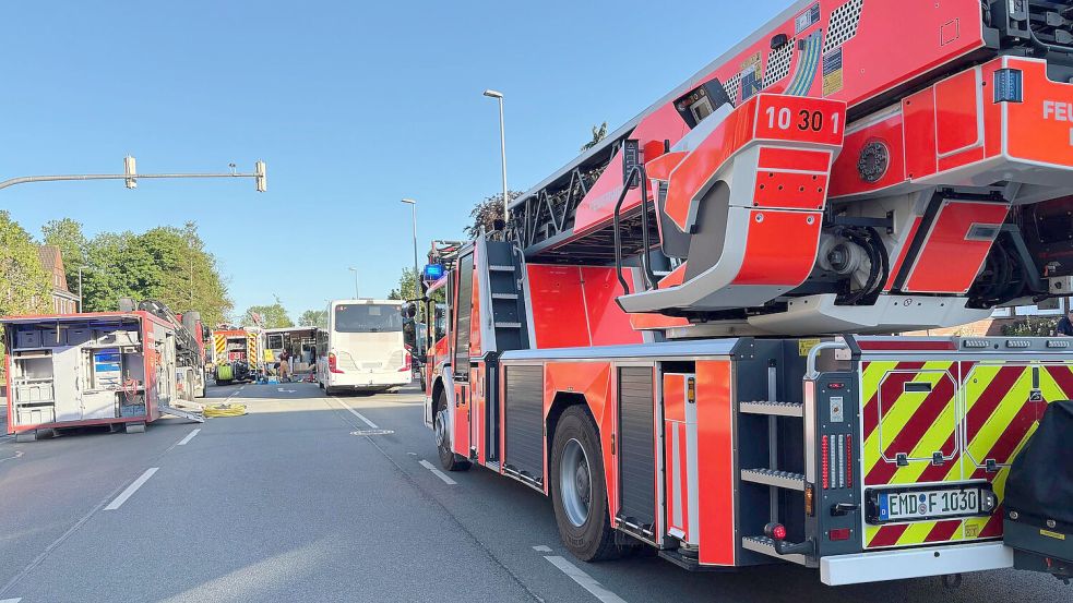Die Petkumer Straße in Emden wurde nach einem schweren Unfall am Montagabend gesperrt. Foto: Stephanie Schuurman