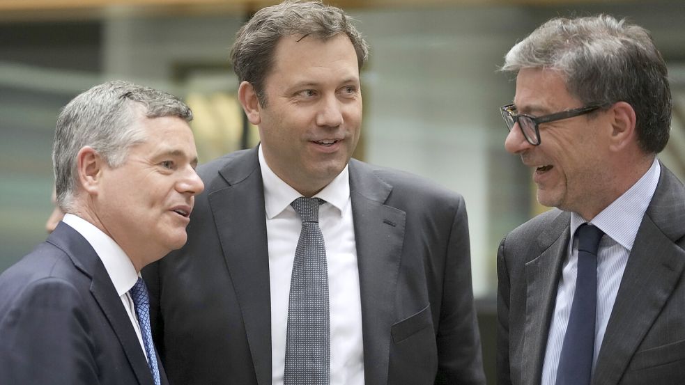 Bundesfinanzminister Lars Klingbeil (Mitte) wirbt bei seinem Brüssel-Debüt im Gespräch mit Eurogruppen-Chef Paschal Donohoe (links) und seinem italienischen Amtskollegen Giancarlo Giorgetti um Unterstützung für Deutschlands milliardenschwere Investitionspläne. Foto: Virginia Mayo/dpa/AP