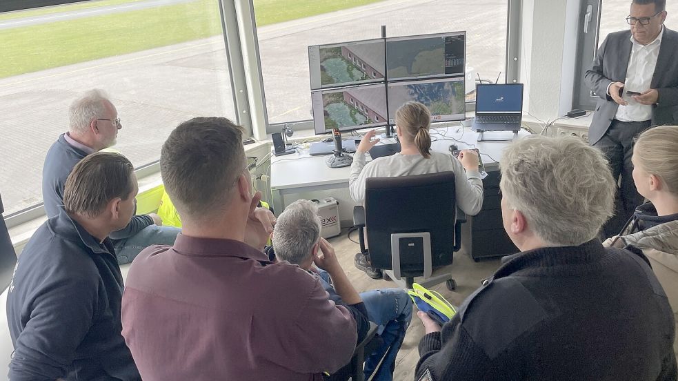 Pilot und Softwareentwickler Henning Norden (GDDC, am Monitor) startet und landet die Drohne. Währenddessen erläutert Frisia-Geschäftsführer Olaf Weddermann (rechts) den Zuschauern die Einsatzmöglichkeiten des Geräts vom Flugplatz Norden-Norddeich aus. Foto: privat