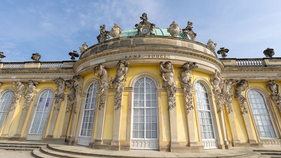 Die Beteiligten an der Einigung über die Kunstschätze der Hohenzollern trafen sich am Dienstag am Potsdamer Schloss Sanssouci. (Archivbild) Foto: Soeren Stache/dpa/ZB