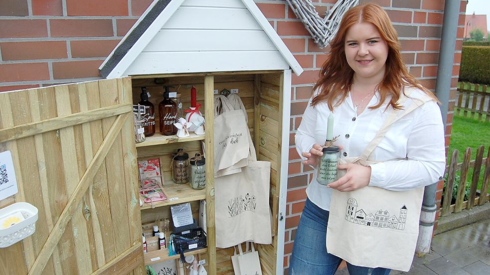 Das Verkaufshäuschen von Lisa Voß in Ihlowerfehn ist mit lauter kreativen Dingen gefüllt. Foto: Imke Cirksena