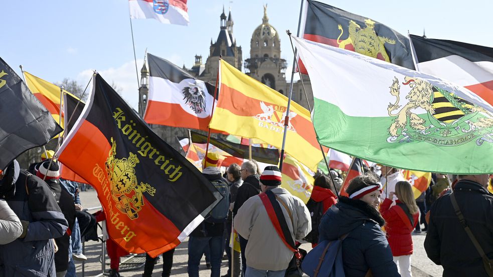 Ganz ungeniert in der Öffentlichkeit: „Reichsbürger“-Treffen vor dem Schweriner Schloss. Foto: dpa/Philip Dulian