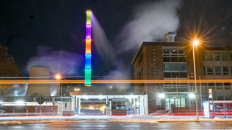 Neues Wahrzeichen der Kulturhauptstadt Chemnitz: Daniel Buren hat den Schornstein des ehemaligen Braunkohlekraftwerks Chemnitz zu einem leuchtenden Kunstwerk umgestaltet. Foto: Henrik Schmidt/dpa