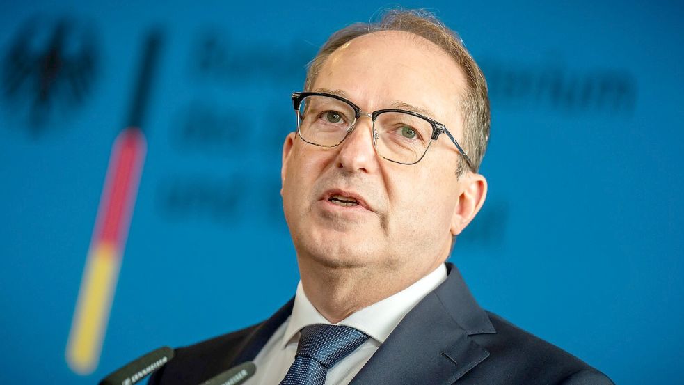 Bundesinnenminister Alexander Dobrindt (CSU) ordnete das Vereinsverbot an. Foto: Michael Kappeler/dpa