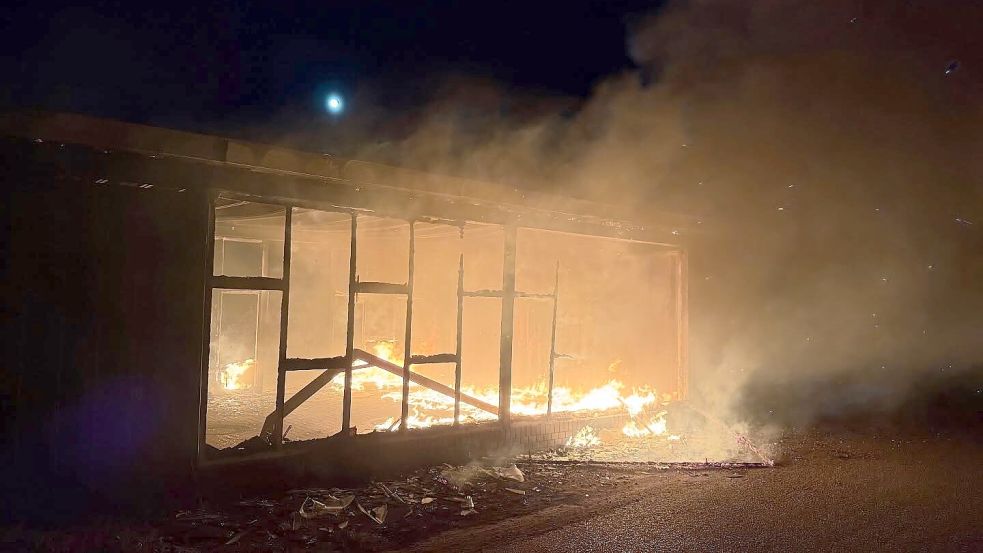 Der erst kürzlich fertiggestellte Jugendtreff in Hinte ist komplett abgebrannt. Foto: Feuerwehr Hinte