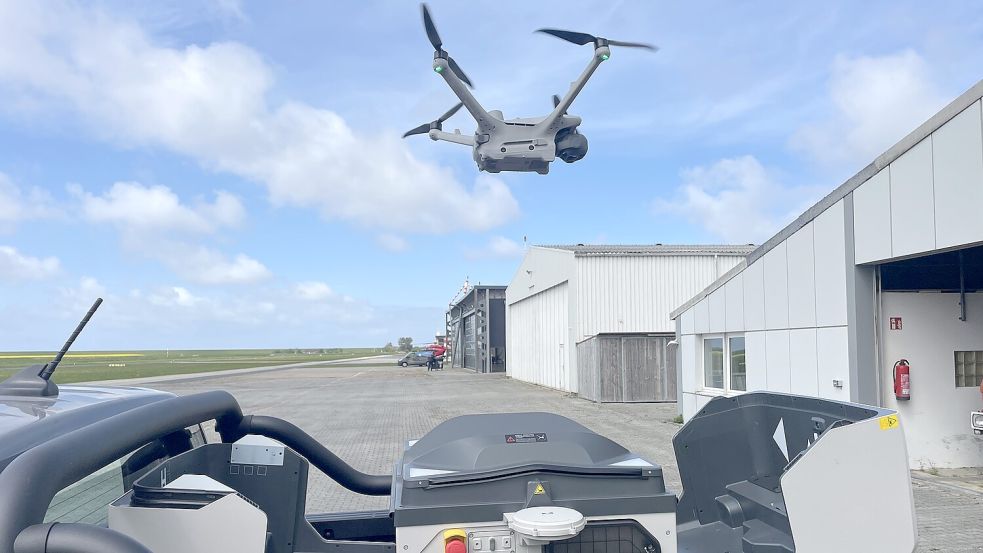 Pilot und Softwareentwickler Henning Norden von der Firma GDDC steuert aus dem Drohnenkontrollzentrum am Flugplatz Norden-Norddeich die Drohne zum Einsatzort. Foto: Feuerwehr Norden