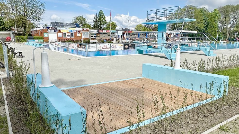 Barfußfreundlich soll die neue Pflasterung rund um das Becken im Van-Ameren-Bad sein. Badegäste können dies ab Samstag, 17. Mai, testen. Dann startet die neue Freibad-Saison. Foto: Van-Ameren-Bad