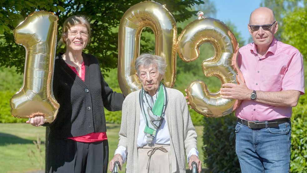 Zum Geburtstag von Johanna Brummer aus Wiesmoor sind auch Sohn und Schwiegertochter aus der Nähe von Mainz angereist. Foto: Klaus Ortgies