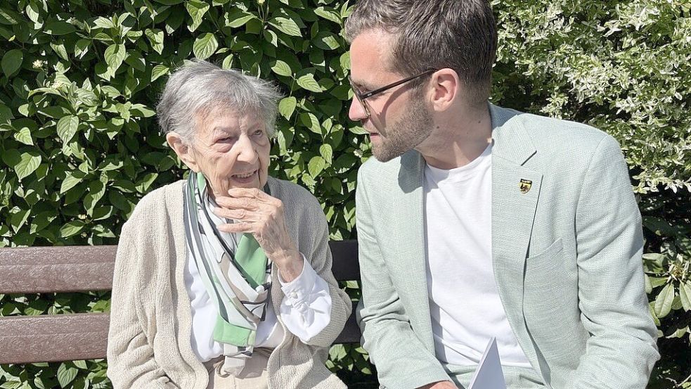 Und dann kam der Bürgermeister doch noch vorbei. Foto: Rilana Kubassa