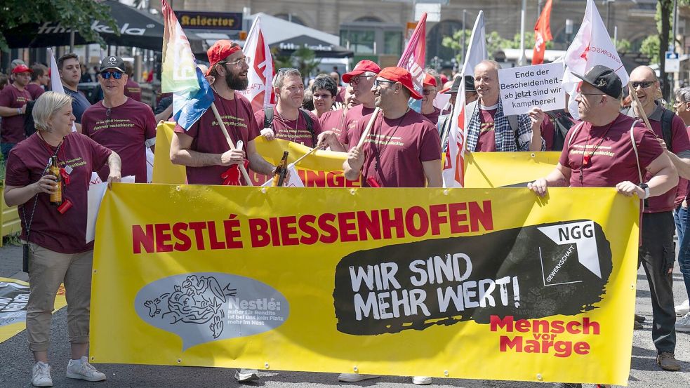 Nestlé-Beschäftigte kämpfen um ihre Jobs. Foto: Boris Roessler/dpa