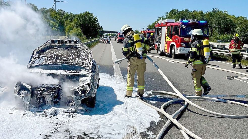Da war nichts mehr zu retten: Als die Einsatzkräfte auf der Autobahn eintrafen, stand das Auto bereits im Vollbrand. Foto: Dorian Kersten/ Feuerwehr Riepe