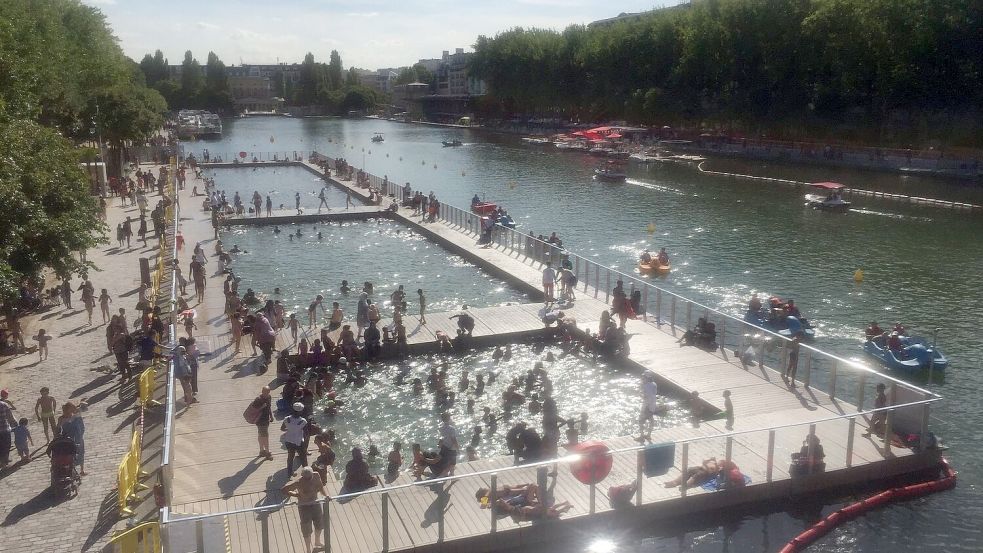 Schon länger können Badegäste in den ins Wasser gelassenen Schwimmbecken im Kanal Bassin de la Villette in Paris schwimmen. (Archivbild) Foto: picture alliance / Sebastian Kunigkeit/dpa