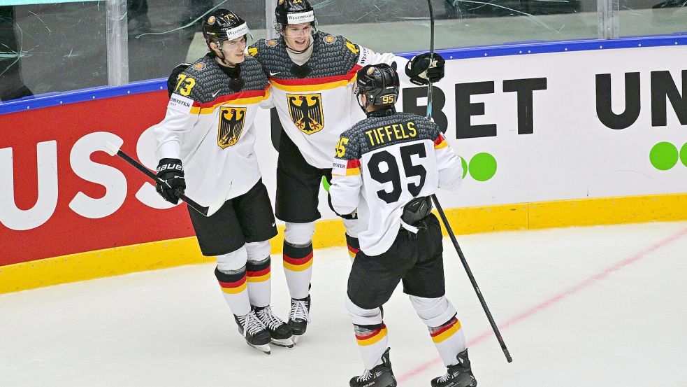 Die deutschen Nationalmannschaft muss bei der WM vorerst auf Lukas Reichel (l) verzichten. Foto: Vít Simanek/CTK/dpa