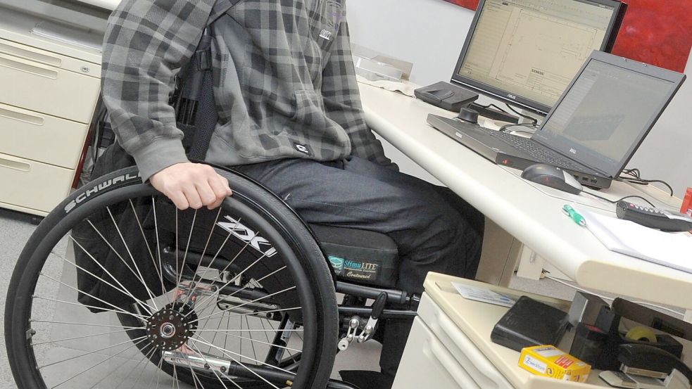 Schwerbehinderte Arbeitnehmer seien im Durchschnitt besser ausgebildet als die Gesamtheit der Arbeitnehmerschaft, sagt ein Experte. (Archivbild). Foto: Stefan Puchner/dpa