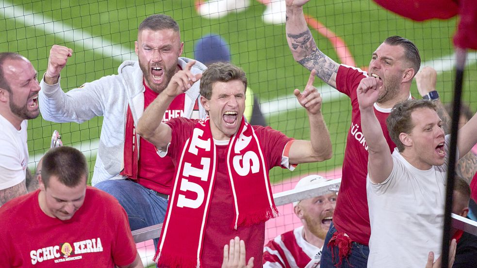 Nach dem Sieg gegen Mönchengladbach feierte Thomas Müller mit dem Team und Fans die Meisterschaft. Foto: IMAGO/ActionPictures