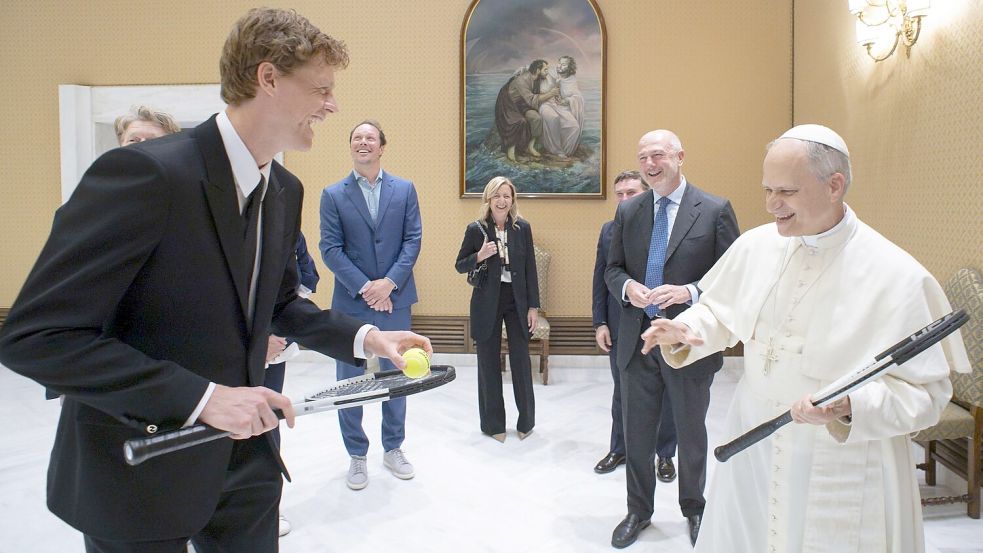 Papst Leo XIV. (rechts) scherzt mit Tennisstar Jannik Sinner. Foto: Vatican Media/IPA via ZUMA Press/dpa