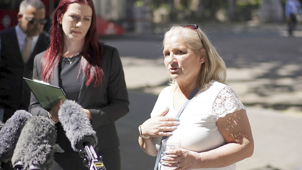 Erleichtert: Kim Smith, die Schwester von Peter Sullivan, spricht mit ihrer Anwältin Sarah Myatt (links) vor dem Royal Court of Justice in London zu Medien. Foto: Ben Whitley/dpa/PA