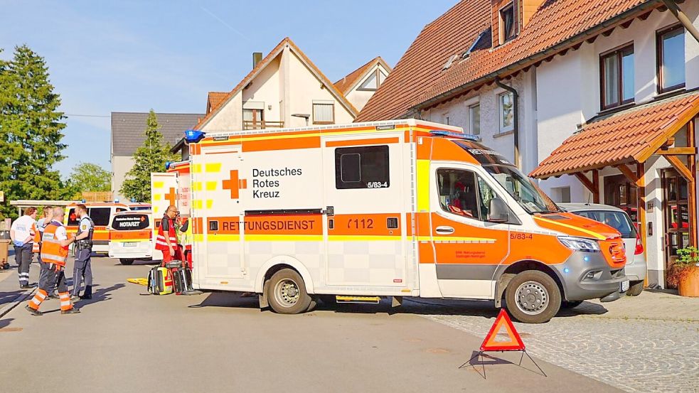 Zwei Fußgänger sind bei dem Vorfall in Notzingen verletzt worden. Foto: Kaczor/SDMG/dpa