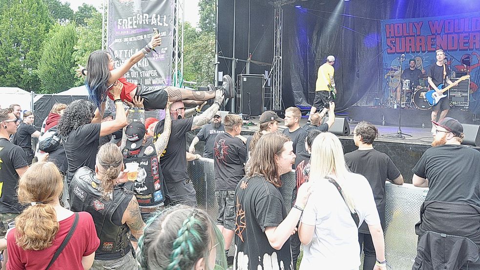 Nicht Wacken oder Rock am Ring: begeisterte Fans beim "Free für All"-Festival in Stapelmoor. Foto: Bodo Wolters/Archiv