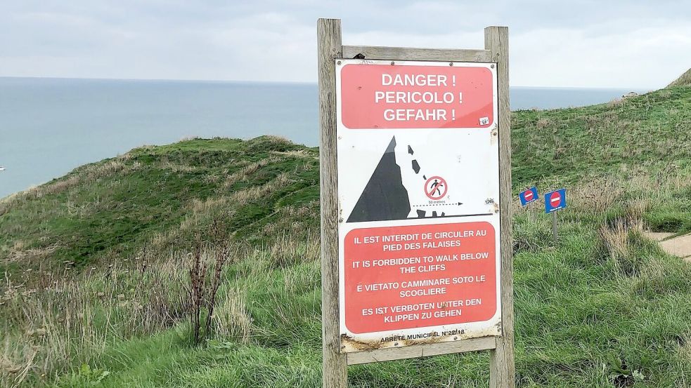 Seit langem wird vor Felsabbrüchen und Unfällen an den Kreidefelsen von Étretat gewarnt. (Archivbild) Foto: Michael Evers/dpa