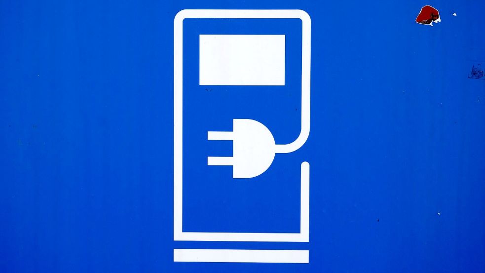 Die Mehrheit der privaten Autobesitzer in Deutschland misstraut nach einer Umfrage der HUK Coburg nach wie vor dem Elektroauto. (Symbolbild) Foto: Sven Hoppe/dpa
