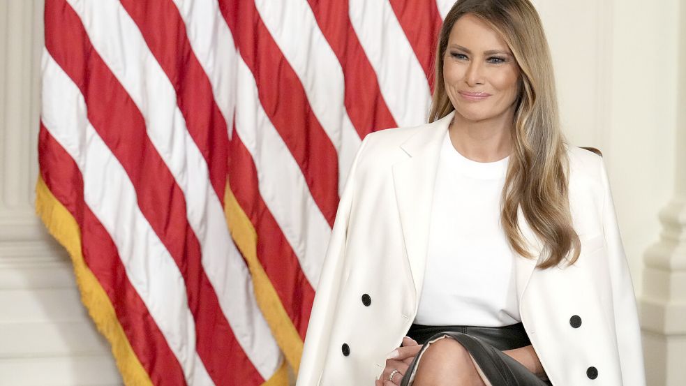 Melania Trump nahm an der Enthüllung der Briefmarke zu Ehren von Barbara Bush teil. Foto: AP / Jacquelyn Martin