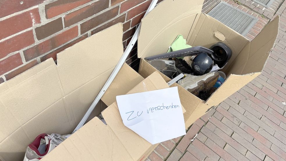 Gut gemeint? Diese Kartons mit abgetragenen Turnschuhen und Co. standen tagelang vor einem Haus am Neuen Markt. Fotos: Stephanie Schuurman