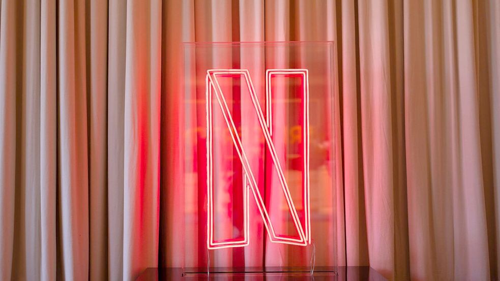 Netflix hat zwei weitere Staffeln für die Erfolgsserie „Bridgerton“ angekündigt. (Symbolbild) Foto: Rolf Vennenbernd/dpa